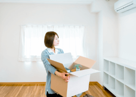 ものをダンボールに詰めている写真